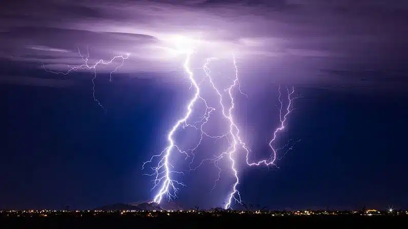 how is lightning made in the sky, Where does a lightning originate, How is lightning formed, Where does lightning strike the most, आकाशीय बिजली कैसे बनती है, आकाश में बिजली चमकने का कारण क्या है