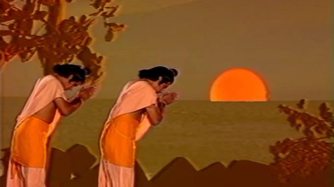aditya hridaya stotra sanskrit path, surya ko jal chadhane ke niyam vidhi fayde, how to offer water to sun, aditya hridaya stotra ke niyam, सूर्य को जल चढ़ाने का समय, सूर्य को जल चढ़ाने के नियम फायदे, सूर्य को अर्घ्य देने की विधि मंत्र