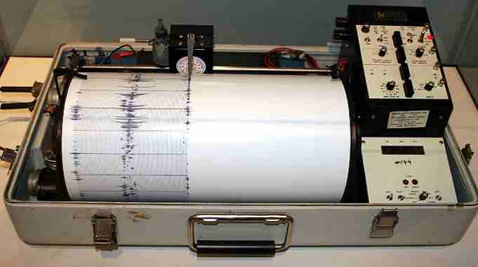 instrument used to measure the vibration of the earth is called a seismograph