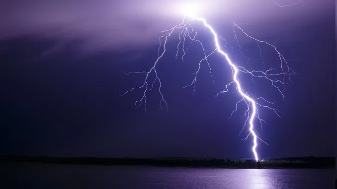 how is lightning formed in clouds, lightning and thunder difference, thunderstorm, cause and effect of lightning, what causes lightning and thunder, lightning to strike a person, आकाशीय बिजली क्या है, आसमान में बिजली क्यों चमकती है, आकाशीय बिजली कैसे बनती है, What Causes Lightning and Thunder